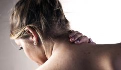 Названы причины резкой боли в шее