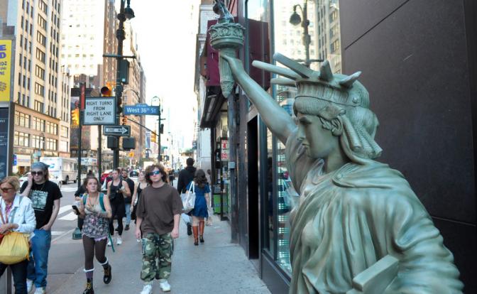 На фото: повседневная жизнь в Нью-Йорке, США.