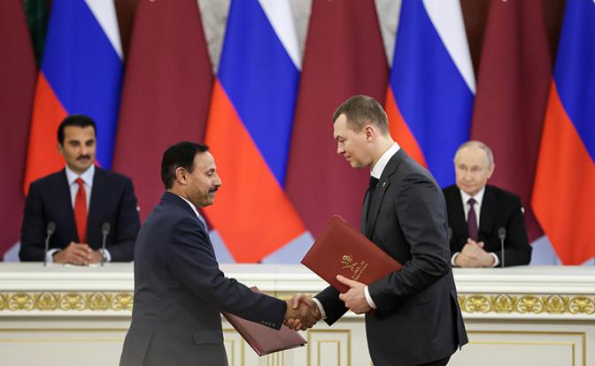 На фото: на церемонии обмена документами после российско-катарских переговоров в Кремле