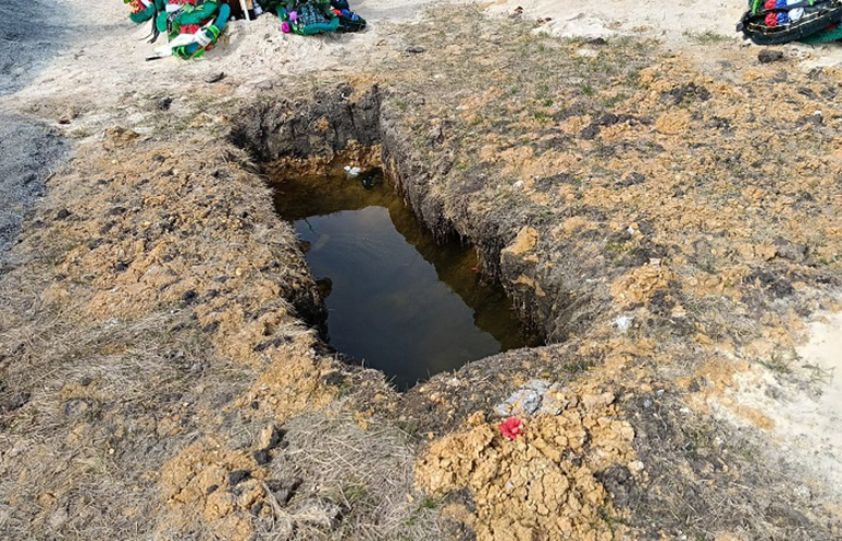 На фото: затопленная могила на кладбище бойцов СВО