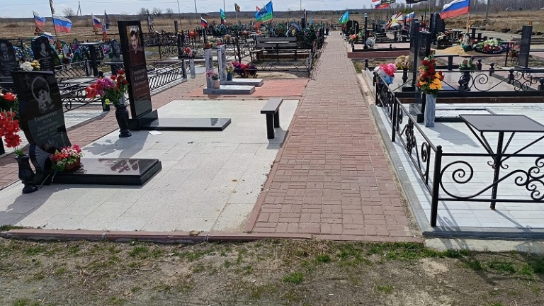 На фото: благоустроенная часть кладбища бойцов СВО