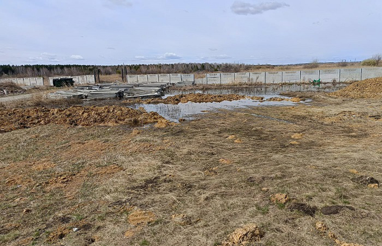 На фото: подтопление на территории нового кладбища