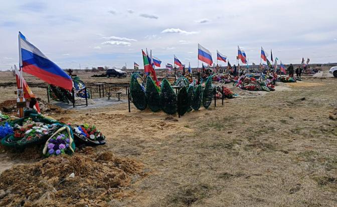 На фото: кладбище бойцов СВО