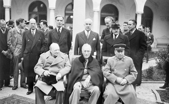 На фото (слева направо): премьер-министр Великобритании У.Черчилль, президент США Ф.Д Рузвельт и Маршал Советского Союза И.В.Сталин перед началом одного из заседаний, Ялта, 1945 год.