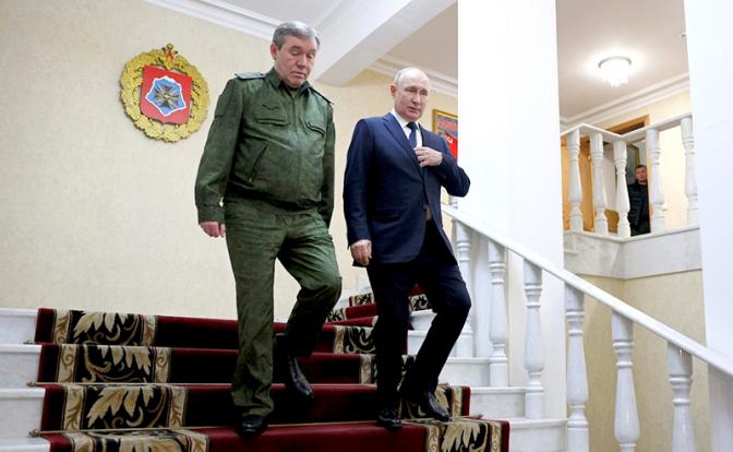 На фото: президент России Владимир Путин (справа) с начальником Генерального штаба Вооружённых Сил РФ Валерием Герасимовым