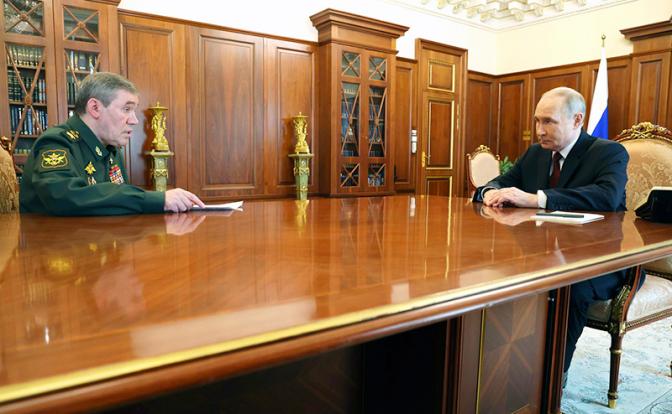 На фото: президент России во время встречи в Кремле с начальником Генерального штаба Вооружённых Сил России Валерием Герасимовым.