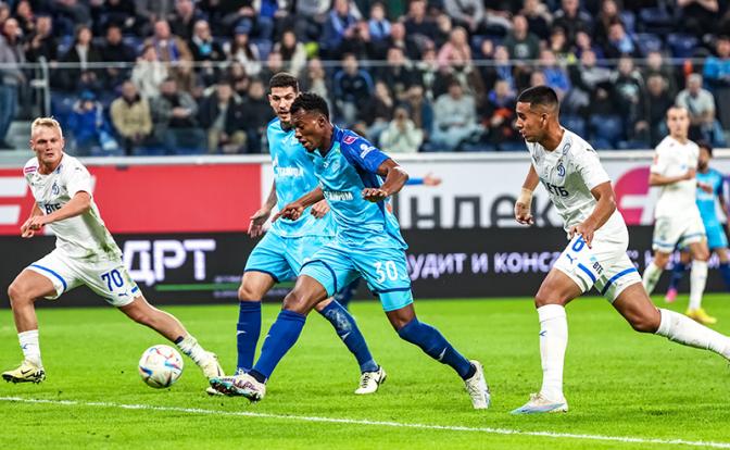 На фото: Константин Тюкавин ("Динамо"), Матео Кассьерра ("Зенит") и Роберто Фернандес ("Динамо") во время матча.