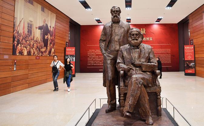 На фото: скульптура Карла Маркса (справа), сидящего рядом с Фридрихом Энгельсом, представлена ​​на выставке «Сила истины» в Национальном музее Китая в Пекине,