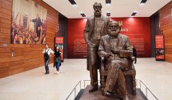 Маркс и Конфуций вместе ведут Поднебесную в будущее