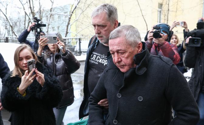 На фото: актер Михаил Ефремов и актер Никита Высоцкий (справа налево) у дома.