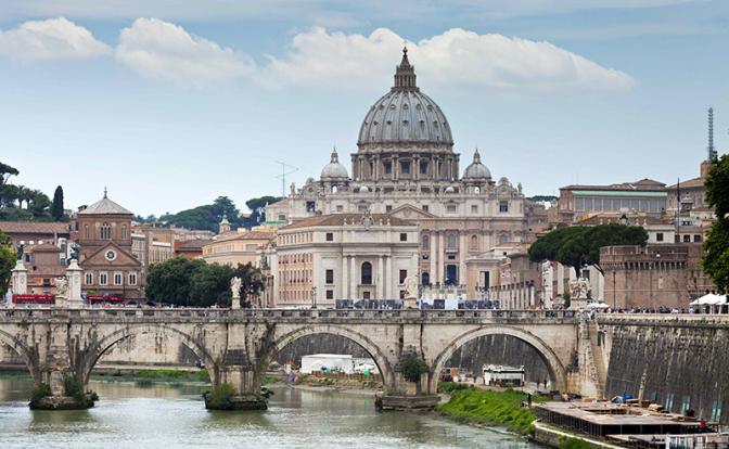 На фото: вид на мост Святого Ангела и Собор Святого Петра.