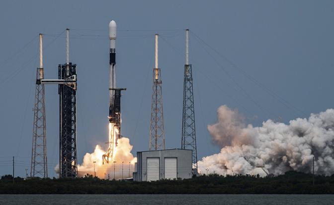 SpaceX отправила на МКС 3 тонны грузов и научного оборудования