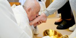 «Я получил в глаз, все нормально»: Чем, кроме хорошего чувства юмора, запомнится Папа римский Франциск