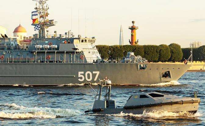 На фото: безэкипажный роботизированный катер "Инспектор"( на первом плане)