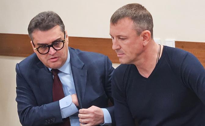 На фото: бывший командующий 58-й общевойсковой армией генерал-майор Иван Попов и его адвокат Сергей Буйновский (справа налево)