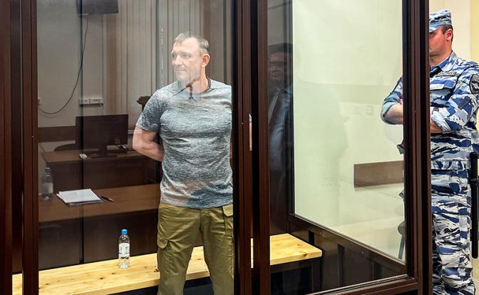 На фото: бывший командующий 58-й общевойсковой армией генерал-майор Иван Попов (слева) во время заседания в Тамбовском гарнизонном военном суде.