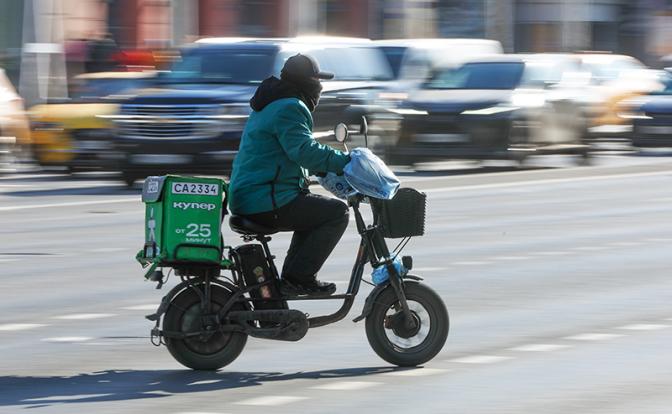 Минтранс рассмотрит возможность запретить курьерам ездить быстрее 10 км/ч