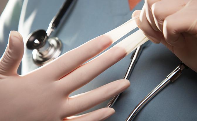 В Санкт-Петербурге отец привел в больницу своих дочерей без пальцев и с гниющими ногами