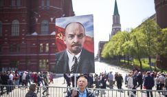 Отец революции Ленин жил, жив и будет жить в России и везде