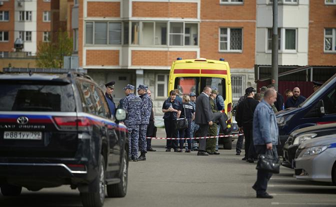 На фото: полиция и следователи на месте взрыва автомобиля на бульваре Нестерова