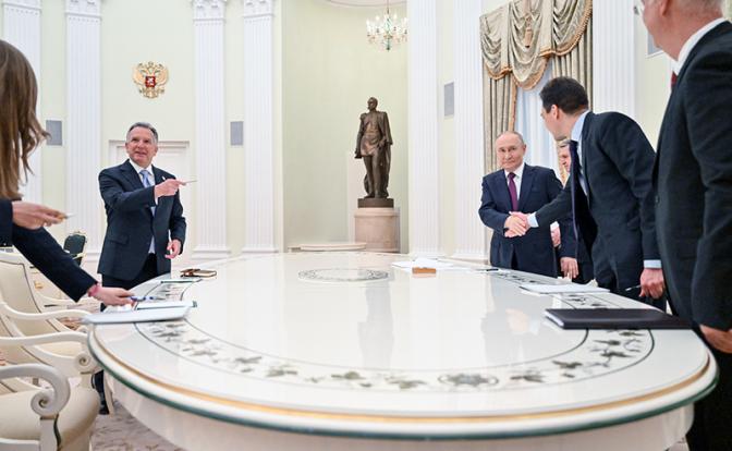 На фото: президент РФ Владимир Путин (третий справа) и специальный посланник президента США Стивен Уиткофф (второй слева) во время встречи