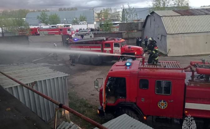 На фото: ликвидация открытого горения в нежилом здании в городском округе Раменский