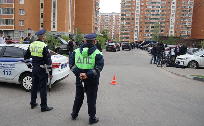 На фото: сотрудники ГИБДД на месте взрыва автомобиля в Балашихи