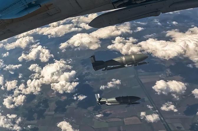 На фото: многофункциональный сверхзвуковой истребитель-бомбардировщик Су-34 ВКС России во время нанесения удара неуправляемыми авиационными бомбами ФАБ-500 с универсальным модулем планирования и коррекции (УМПК) в зоне СВО