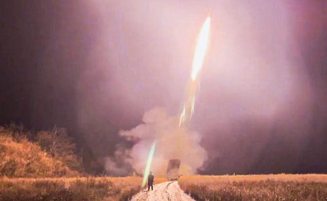 На фото: тяжелая огнеметная система ТОС-1А "Солнцепек" группировки войск "Запад" во время боевой работы в зоне проведения специальной военной операции.