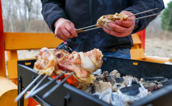 Россиянам рассказали, как готовить шашлык без вреда для здоровья