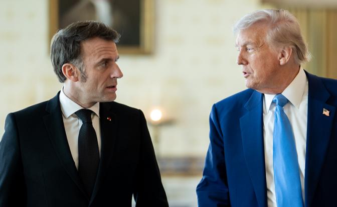 На фото: президент Франции Эммануэль Макрон и президент США Дональд Трамп