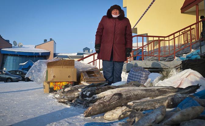 На фото: торговля рыбой на одной из улиц Салехарда.