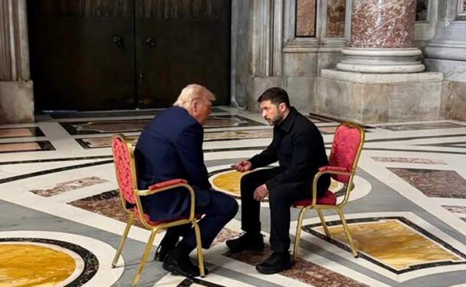 На фото: президент США Дональд Трамп во время встречи с президентом Украины Владимиром Зеленским во время визита в Италию и Ватикан на похороны Папы Франциска.