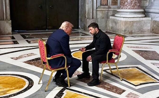 На фото: президент США Дональд Трамп во время встречи с президентом Украины Владимиром Зеленским во время визита в Италию