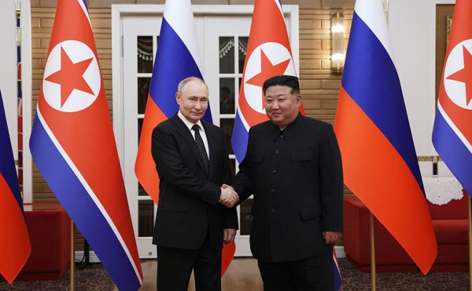 На фото: президент РФ Владимир Путин и лидер КНДР Ким Чен Ын (слева направо)