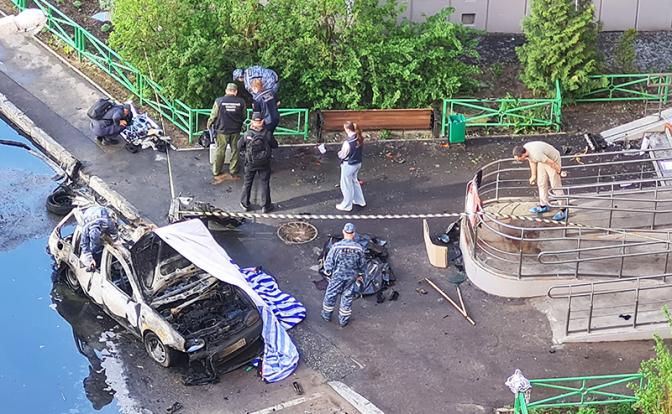 На фото: следственные действия на месте взрыва автомобиля у дома на бульваре Нестерова. При взрыве погиб генерал Генштаба ВС РФ Ярослав Москалик.