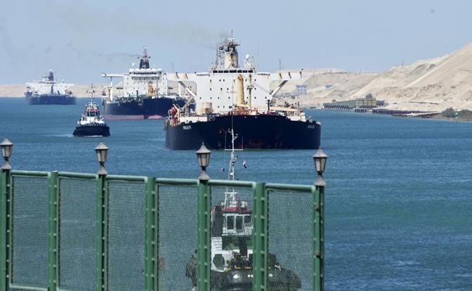 На фото: движение судов через Суэцкий канал на северо-востоке Египта