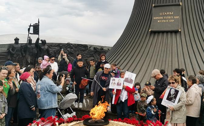 На фото: горожане во время акции "Бессмертный полк" в день 79-й годовщины Победы в Великой Отечественной войне, Астана