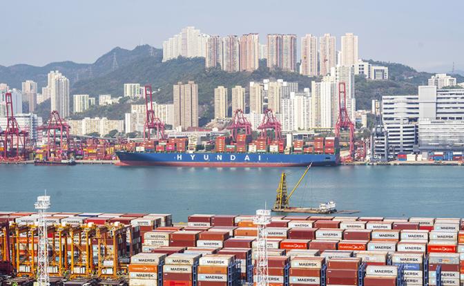 На фото: контейнерный терминал Кхуайчхин Гонконгского морского порта