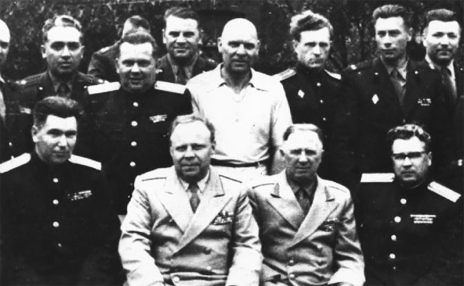 На фото: генерал-лейтенант Николай Трусов (второй слева в первом ряду) с генералами и офицерами Главного разведуправления