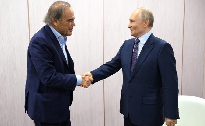 На фото: президент РФ Владимир Путин и режиссер Оливер Стоун (справа налево) во время встречи