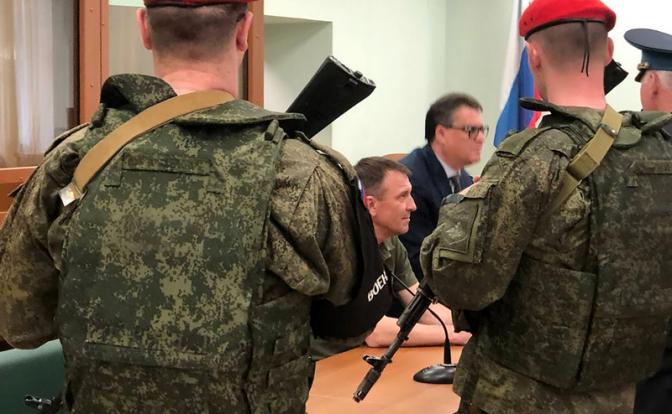 На фото: бывший командующий 58-й армией генерал-майор Иван Попов в зале Второго Западного окружного военного суда.