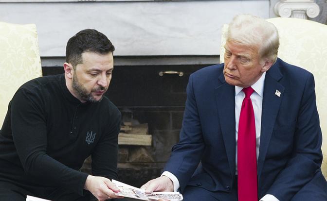 На фото: президент США Дональд Трамп (справа) и президент Украины Владимир Зеленский (слева) во время встречи.