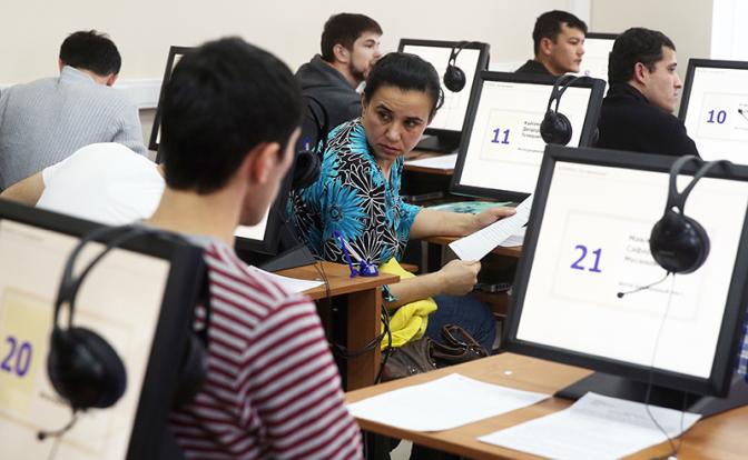 На фото: электронное тестирование иностранных граждан на знание русского языка в Едином миграционном центре