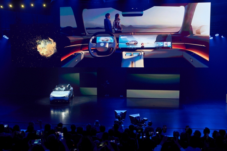 На фото: концепт-кар Volkswagen ID. AURA на презентации перед открытием Шанхайского автосалона.