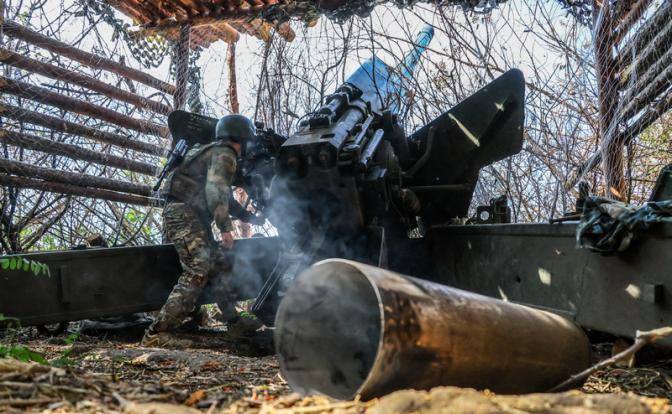 На фото: военнослужащий расчета 152-мм гаубицы "Гиацинт-Б" во время боевой работы в зоне проведения специальной военной операции.