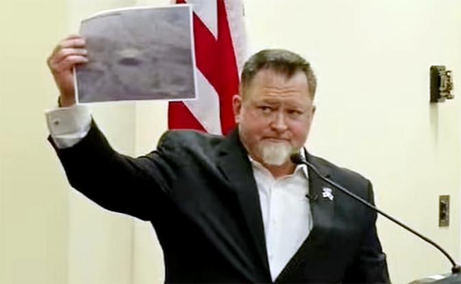 На фото: экс-сотрудник военной разведки Луис Элизондо выступил перед Конгрессом, показав ранее не публиковавшееся изображение судна размером с круизный лайнер, которое, по его словам, было замечено зависшим на высоте 21 000 футов над западной частью США.