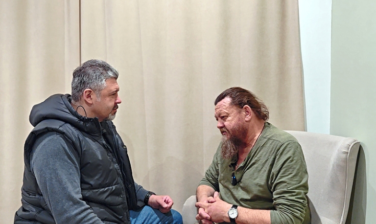 На фото (слева направо): председатель Международного общественного трибунала по преступлениям украинских неонацистов Максим Григорьев (слева) и отец Евгений.