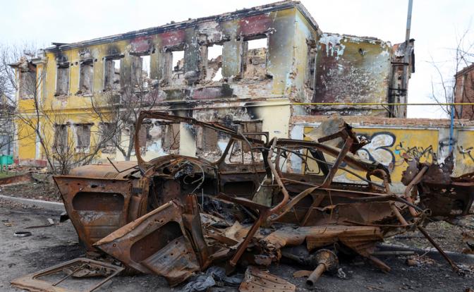 На фото: разрушенные дом и автомобиль в Судже, Курская область.