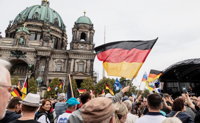 На фото: сторонники крайне правой партии AfD (Альтернатива для Германии) собрались перед Берлинским собором.